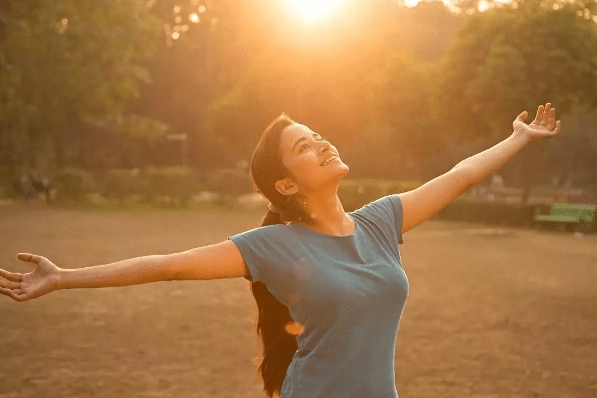 Promienie słońca a witamina d - Kobieta korzystająca z witaminy d na słońcu